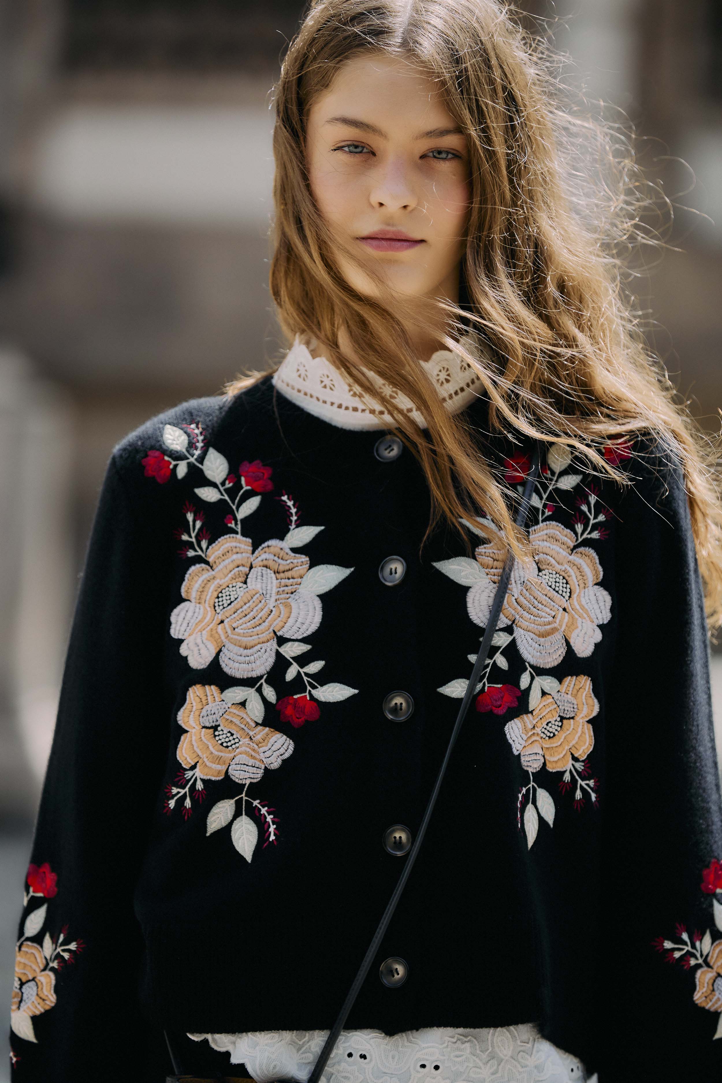 BLACK FLOWERS EMBROIDERED KNIT CARDIGAN