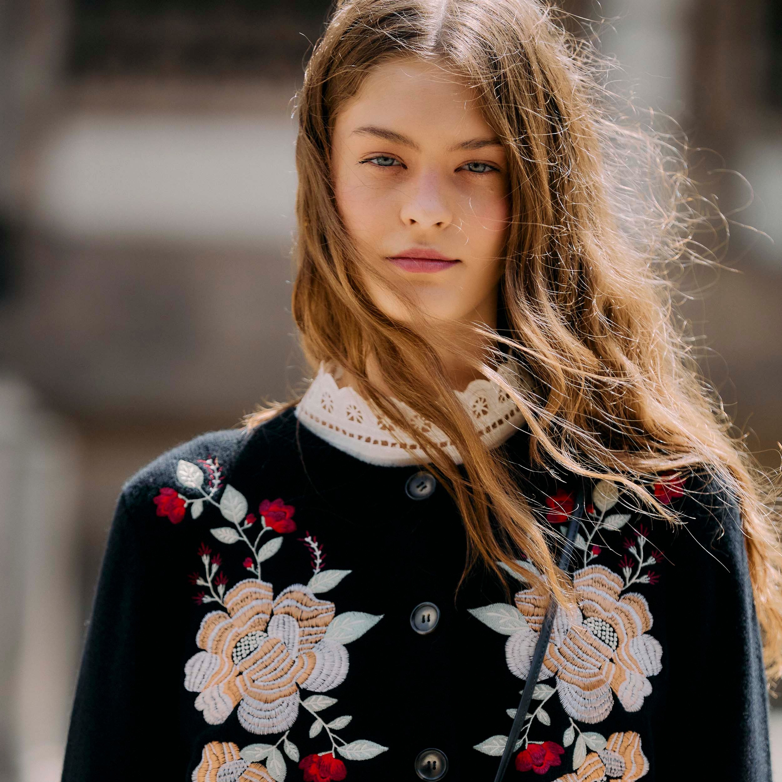 BLACK FLOWERS EMBROIDERED KNIT CARDIGAN