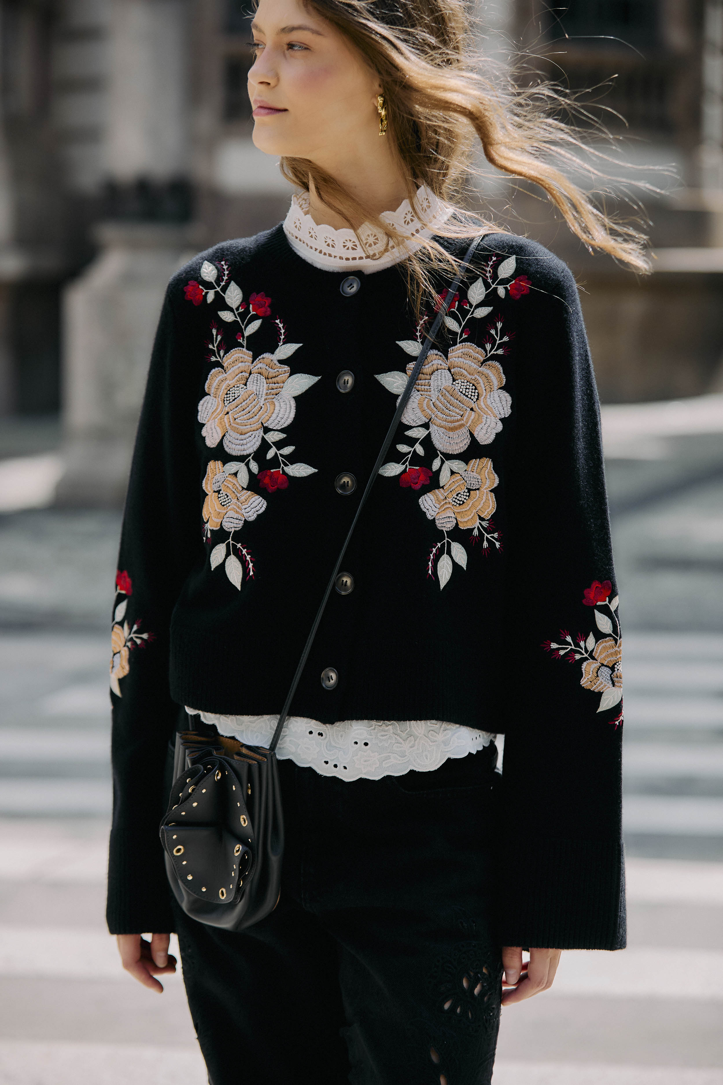 BLACK FLOWERS EMBROIDERED KNIT CARDIGAN